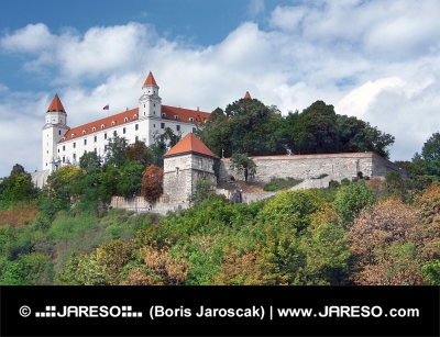 Zamek w Bratysławie na wzgórzu nad Starym Mieście