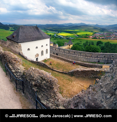O vedere înnorată de la castelul Lubovna, Slovacia