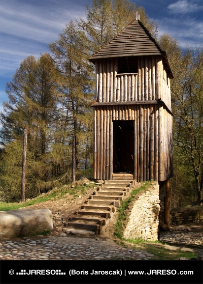 Turn de fortificație din lemn în muzeul în aer liber Havranok, Slovacia