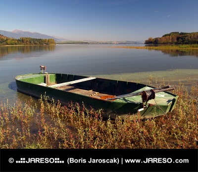 Barcă cu vâsle pe malul lacului Liptovska Mara, Slovacia