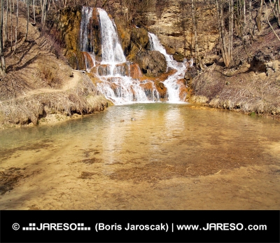 Cascada bogată în minerale din satul Lucky, Slovacia