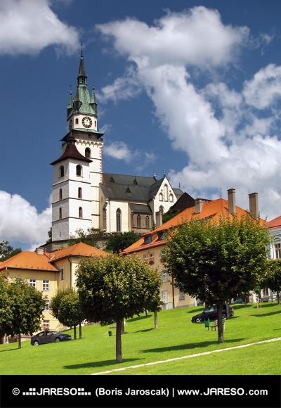 Piața principală, biserica și castelul din Kremnica