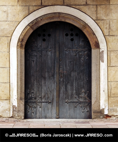 Vedere perpendiculară a ușii medievale