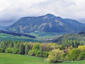 Peisaj rural cu dealul Pravnac lângă Bobrovnik