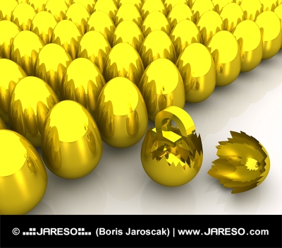 Золотой символ фунта внутри треснувшего яйца