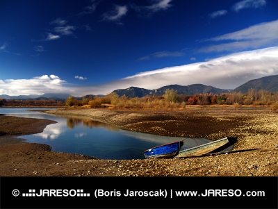 Осенний вид на две лодки и озеро в пасмурный день