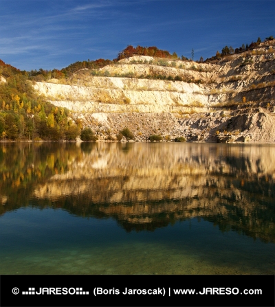 Осеннее отражение скалистого холма в озере Сутово, Словакия