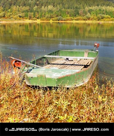 Лодка у озера Липтовска Мара, Словакия