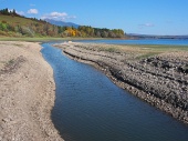 Берег и канал на озере Липтовска Мара осенью в Словакии