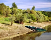 Лодки на берегу озера Липтовска Мара, Словакия