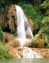 Водопад на травертиновой скале