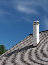 Крыша из черепицы, с дымоходом и луной