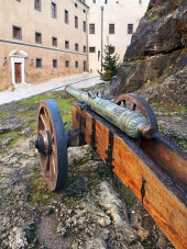Историческая пушка в замке Бойнице, Словакия