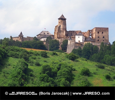 En kulle med slottet Lubovna, Slovakien