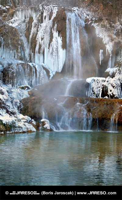 Fryst vattenfall i Lucky byn, Slovakien