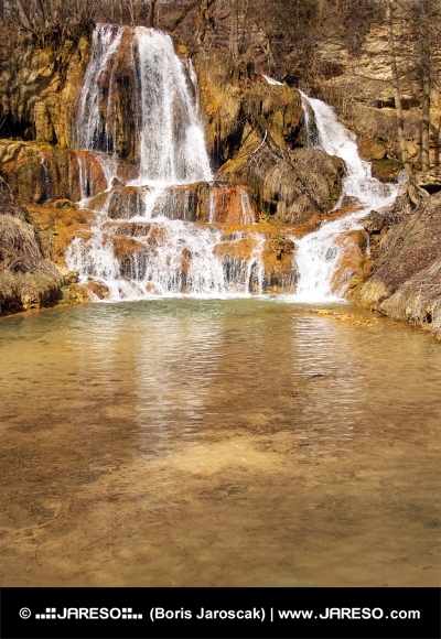 Mineralrikt vattenfall i Tur byn, Slovakien