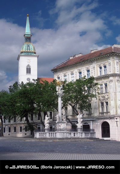 Plague Column och katedralen i Bratislava