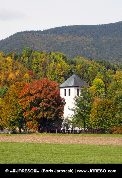 Torn av kyrkan i Liptovska Sielnica, Slovakien