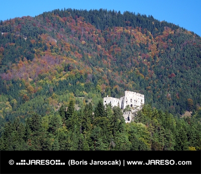 Likava slott i djupa skogen, Slovakien