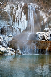 Fryst vattenfall i Lucky byn, Slovakien