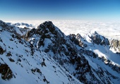 Toppar Tatrabergen på vintern