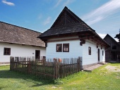 Sällsynta trä folk hus i Pribylina, Slovakien