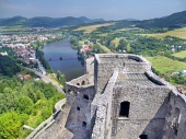 Antenn sommar vy från tornet i Strečno slott