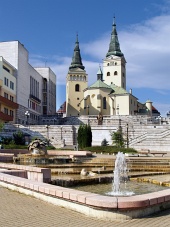 Kyrka, teater och fontän i Zilina