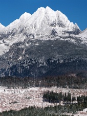 Toppar i Tatrabergen på vintern